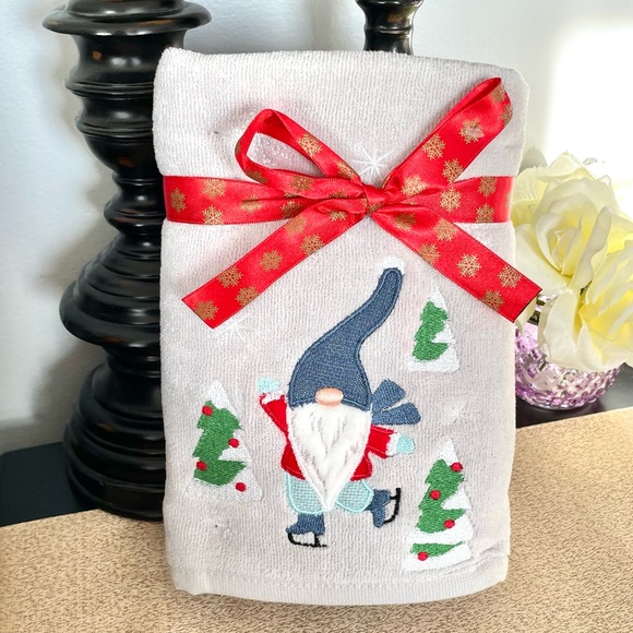 New Set of 2 GNOME CHRISTMAS TREES Bathroom Hand Towels - Picture 3 of 9